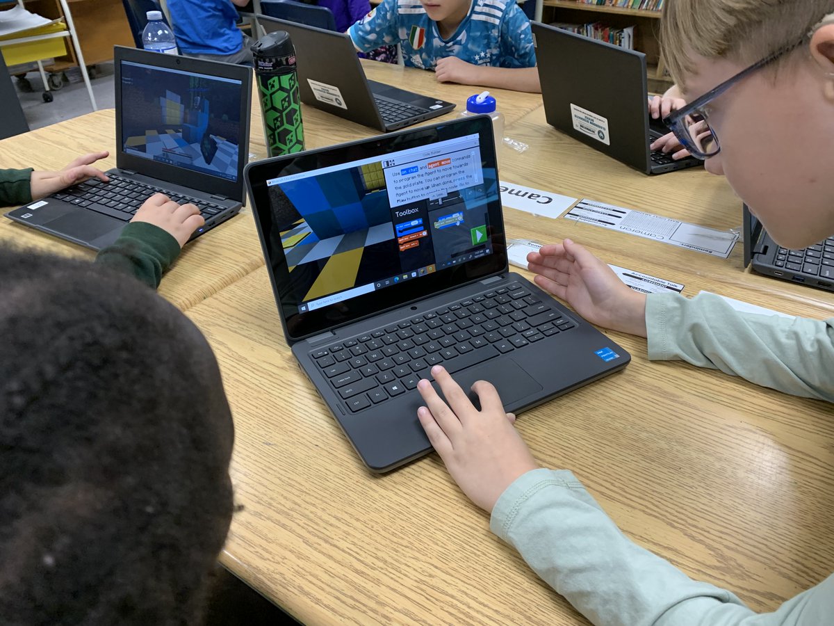 ActiveSchool14's tweet photo. Roseville Students in grades 4/5 learning how to code with sequences using Minecraft Education Edition @RosevillePSWind @gecdsbpro @CraigGuthrie4 @PlayCraftLearn https://t.co/g5fY6mGCVB
