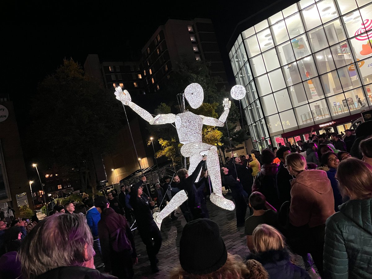 festivaldotorg's tweet photo. #GlobalStreets is #SharingTheLight in adventure across the UK with @dundu_eu. 

Last night #BuryPark as part of #LightingUpLuton @RevolutonArts. Next stop #Birmingham @brumhippodrome this evening. https://t.co/tIHKAr7XEO
