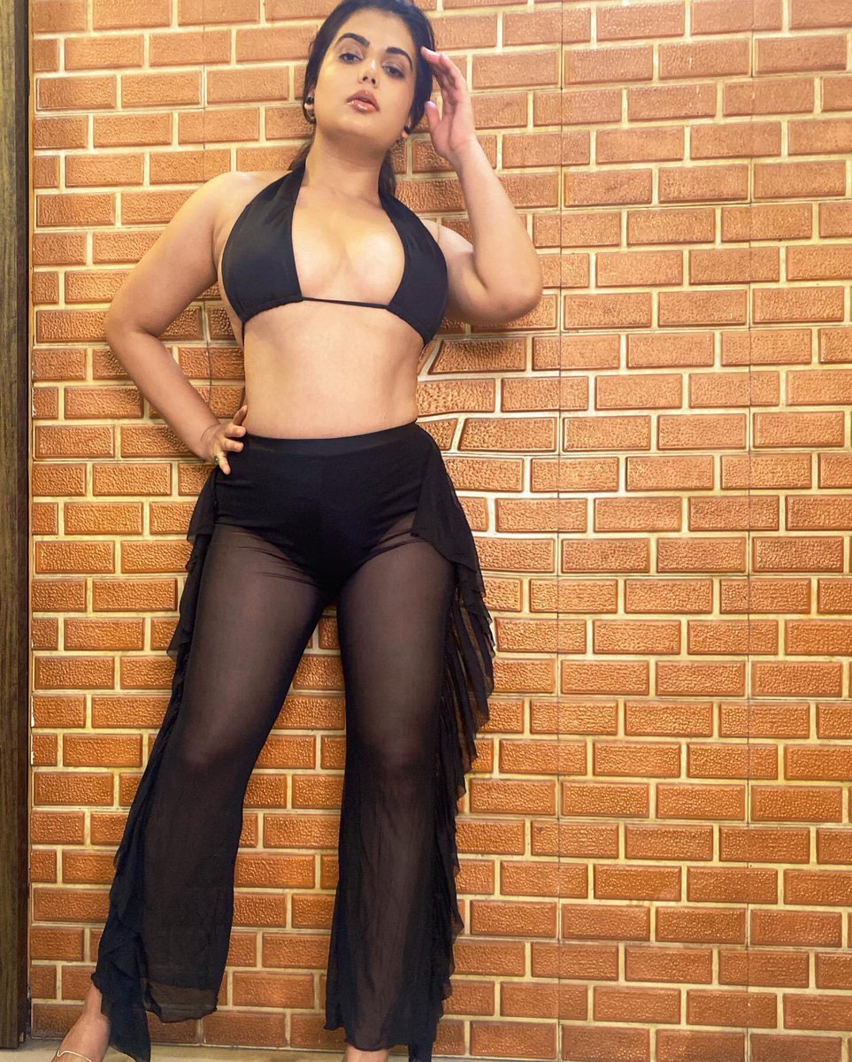agnihotrianupma's tweet photo. Best in black https://t.co/i92kIOqLk3