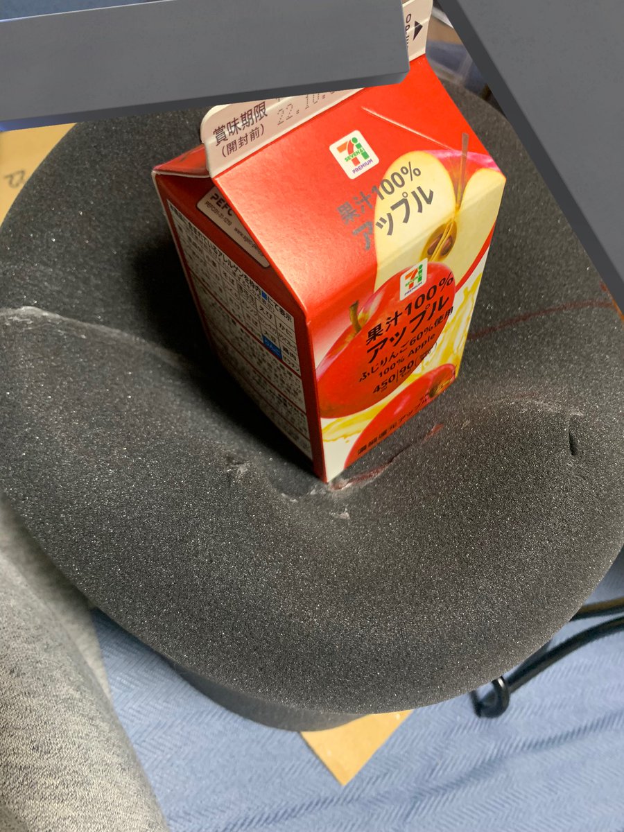 ruffiidx's tweet photo. ヘッドの円柱作成過程
カットした四隅に接着剤塗布後、抑えるのがめんどくさいので重しを乗せて放置😇 https://t.co/o0S58lgVoS