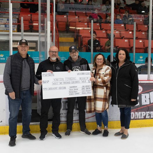 NEWS | The fundraising total is in for the 2022 #Sask Hall of Fame Induction Dinner, presented by @SaskTel. 💲2⃣2⃣,4⃣1⃣2⃣❗️ Proceeds were split b/w @SJHLTerriers & SHHOF. We thank the Host, Partners, @shhs_src & all who attended the banquet in Yorkton.🤝 #LegendsLiveHere