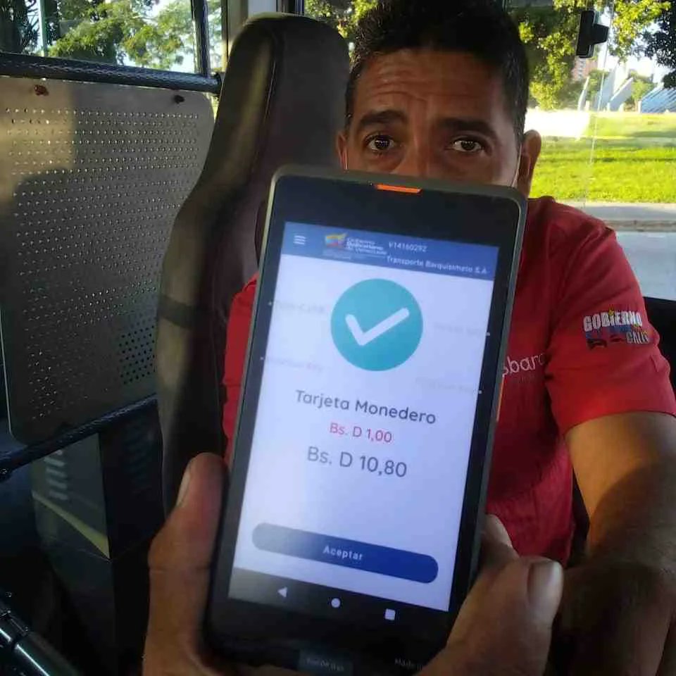 mintransporteve's tweet photo. #DeInteres🧾VeTicket pago 100% digital 📡 📍Ahora puedes cancelar tu pasaje con el sistema #VTicket 🧾🚉en todas las unidades de @Transbarca identificadas con la etiqueta azul. https://t.co/pjObAs0Q4O