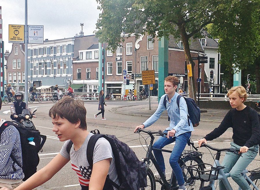 fietsprofessor's tweet image. Don't design your streets for what you see. Design them for what you WANT to see.

~Ledig Erf, #Utrecht, 1969-2022 (by @edwinlucas_)