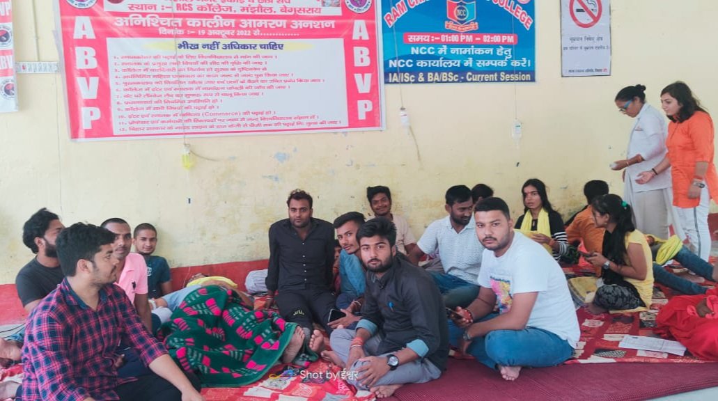 Bihar_ABVP's tweet photo. अभाविप, मंझौल (बेगूसराय) इकाई के द्वारा विगत तीन दिनों से चल रहे अनिश्चित आमरण अनशन के दौरान आज मिथिला विश्वविद्यालय के कुलपति ने अनशन पर बैठे कार्यकर्ताओं से वार्ता कर सभी मांगों पर जल्द ही कार्यवाही होने को लेकर आश्वासन दिया साथ ही 

1/2 https://t.co/p4zXlU3udP