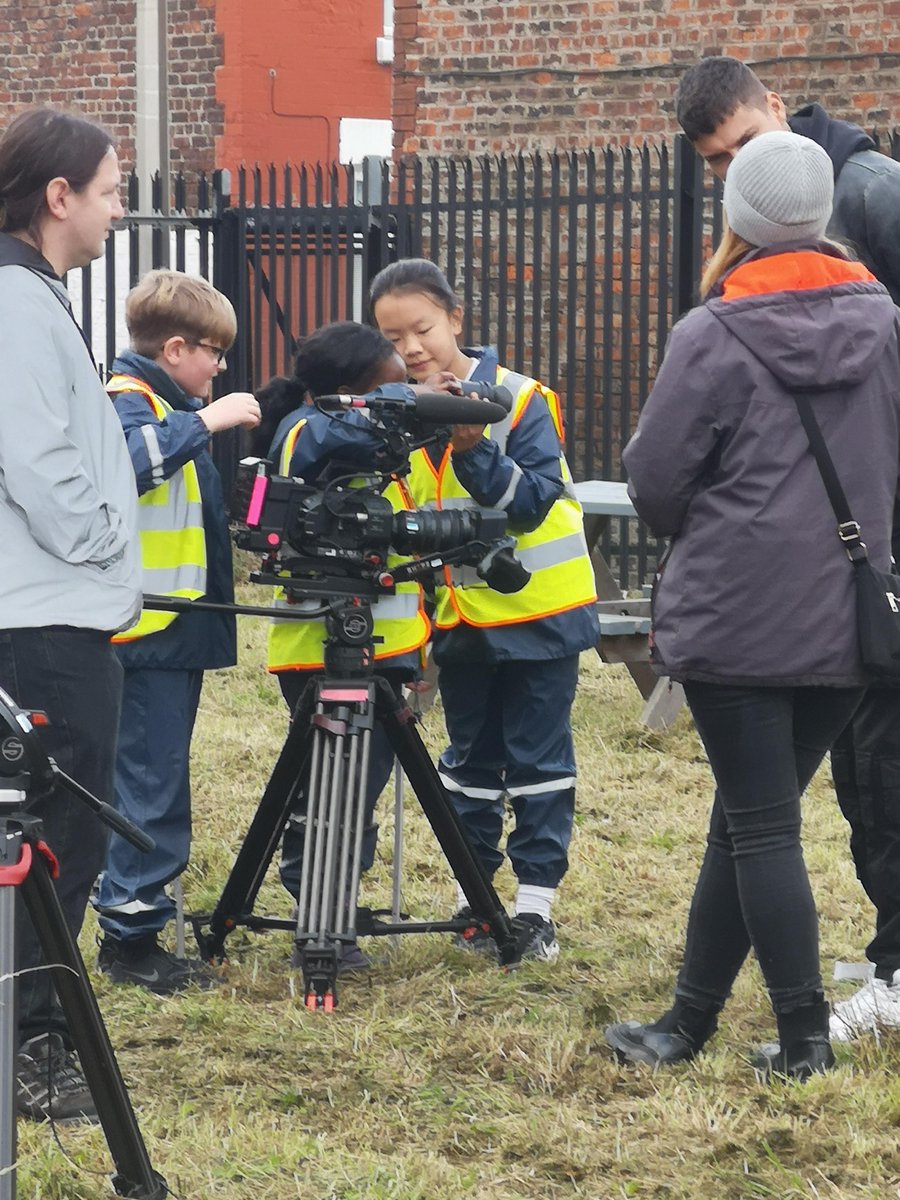 lpoolcouncil's tweet photo. #TVAlert - Watch out for pupils from @AllSaintsL4 who will be on today's #BluePeter from 5pm on @cbbc.
A group of "eco emeralds" from the school have helped to clear a site in #Anfield to pave the way for a community garden.
If you miss it, you can catch the show on @BBCiPlayer https://t.co/Cmt1E7mxgn