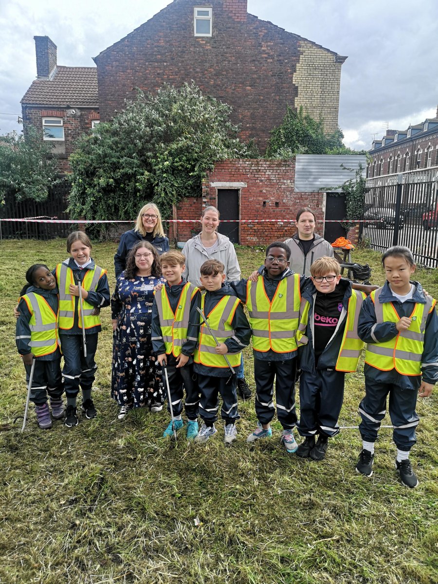 lpoolcouncil's tweet photo. #TVAlert - Watch out for pupils from @AllSaintsL4 who will be on today's #BluePeter from 5pm on @cbbc.
A group of "eco emeralds" from the school have helped to clear a site in #Anfield to pave the way for a community garden.
If you miss it, you can catch the show on @BBCiPlayer https://t.co/Cmt1E7mxgn