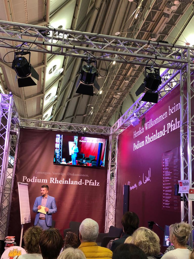 Auf dem Podium Rheinland-Pfalz wird jetzt das Gütesiegel Buchkita verliehen. 108 Kitas werden für ihr besonderes Engagement im Bereich #Leseförderung ausgezeichnet! #fbm22