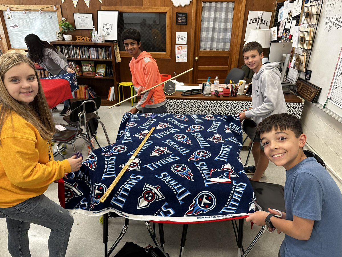 CentralJrBeta's tweet photo. Had so much fun creating fleece blankets for foster children today! #juniorbeta  @Central_Magnet https://t.co/IALtGGPNE6