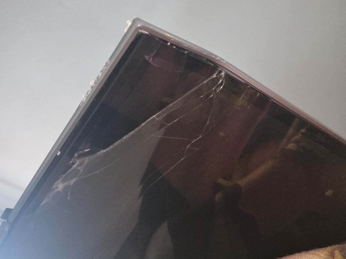 mel11080's tweet photo. It's a bit poor that we have just recieved our new TV today broken and now have to wait for it to be picked back up on Monday to then wait 7-10 days for a replacement! @SamsungUK #dissapointed #samsunguk #poor https://t.co/MUFgqSh86e