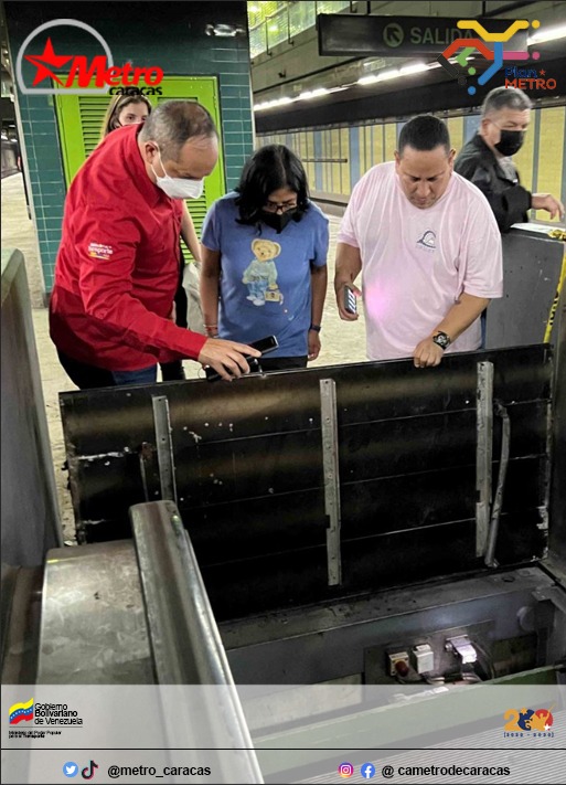 Durante el lanzamiento del plan #ElMetroSeMueveContigo el presidente @NicolasMaduro nombró como madrina de la clase trabajadora del @metro_caracas a la Vicepresidenta @delcyrodriguezv, quien además lidera las acciones de recuperación integral del sistema. #ElMetroRenace