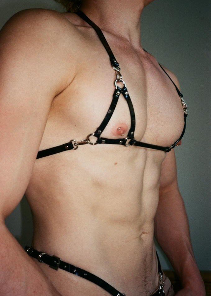 LucaWegan's tweet photo. should I dress like this tonight? 💦

bra and thong from https://t.co/KHqG159oVH 
@wegan_official  
ph: @vanta__black__  

#bra #veganharness #lingerie #gay #gayfetish #thong #boythong #braboy #workout #pvcwear #fetish #bdsm #blackpvc #latexgay #weganofficial https://t.co/7Oy7PQR7vB