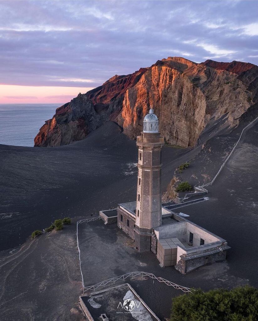 AzoresWhatElse's tweet photo. Se gostaste do conteúdo, deixa um like, um comentário e segue a conta do @azoreswhatelse
Photo by @aerialworldvisions Lunar landscape 🌖 🌋
.
#faial #droneisland #sunsetlovers #volvaniclandscape #sunsetred #topdowndrone #lighthouses #topdowndroneshots #dronephotography https://t.co/YZTymju9Ip