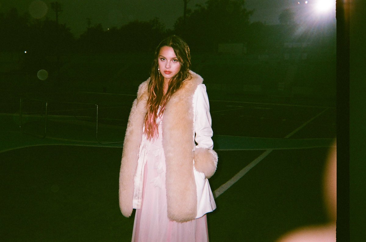 LiviesHQ's tweet photo. 1 year since the #traitor music video was released &amp; we still can’t stop thinking about it 🤩🦋 now time to get #traitorto1b on @Spotify 👀 https://t.co/Bh60Dbu4zw
