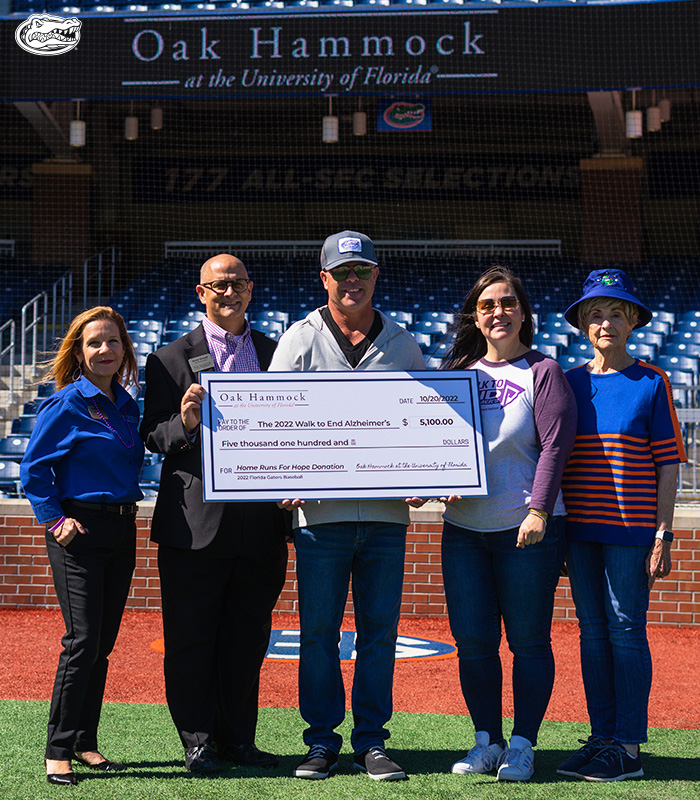 GatorsBB's tweet photo. 𝟏𝟎𝟐 𝐡𝐨𝐦𝐞𝐫𝐬 = $𝟓,𝟏𝟎𝟎 𝐫𝐚𝐢𝐬𝐞𝐝 🤝

During the regular season, Oak Hammock donated $50 for each #Gators home run to the Central &amp; North Florida Chapter of the Alzheimer's Association.

#GoGators // 📸 Savannah Russell https://t.co/tfhMP0L6nn