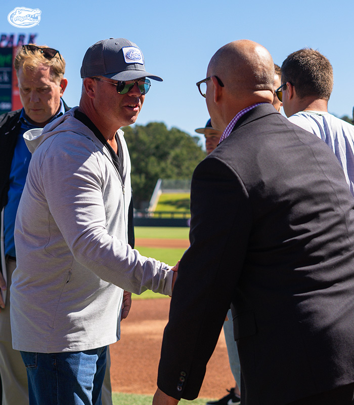 GatorsBB's tweet photo. 𝟏𝟎𝟐 𝐡𝐨𝐦𝐞𝐫𝐬 = $𝟓,𝟏𝟎𝟎 𝐫𝐚𝐢𝐬𝐞𝐝 🤝

During the regular season, Oak Hammock donated $50 for each #Gators home run to the Central &amp; North Florida Chapter of the Alzheimer's Association.

#GoGators // 📸 Savannah Russell https://t.co/tfhMP0L6nn