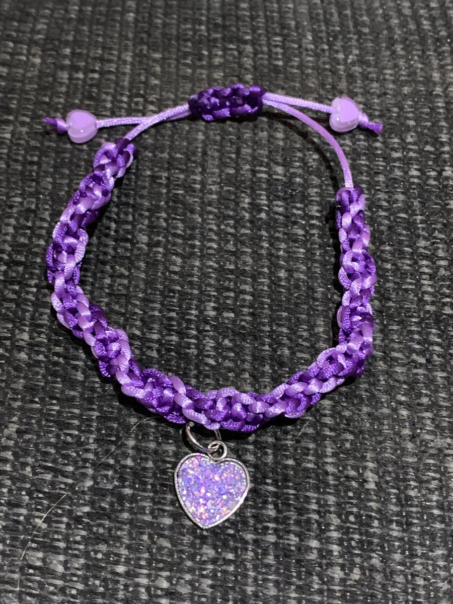 Leeticia_rj's tweet image. Aí gente tô pensando em fazer para por na lojinha da shopee. Mas não sei se gostei , se tem muita informação 😩😩
#pulseira #bts #roxo #pulseirabts #armys