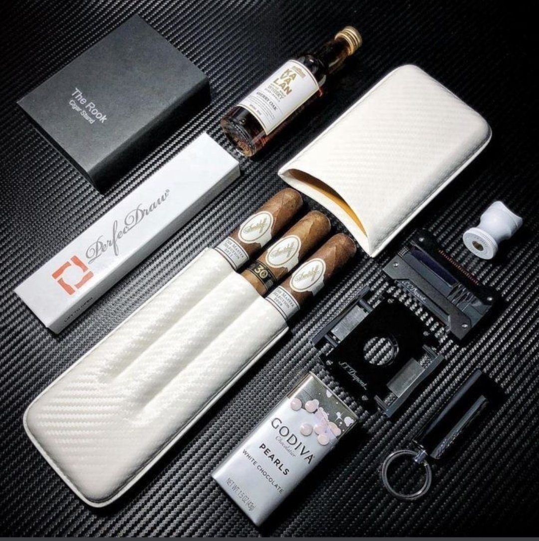 ClassicRoy's tweet photo. #cigar #Davidoff #FridayVibes #weekendapproaches #Peacemaker #stogielife #WhatAreYouSmoking #follobackinstantly https://t.co/HB7z7rplNR