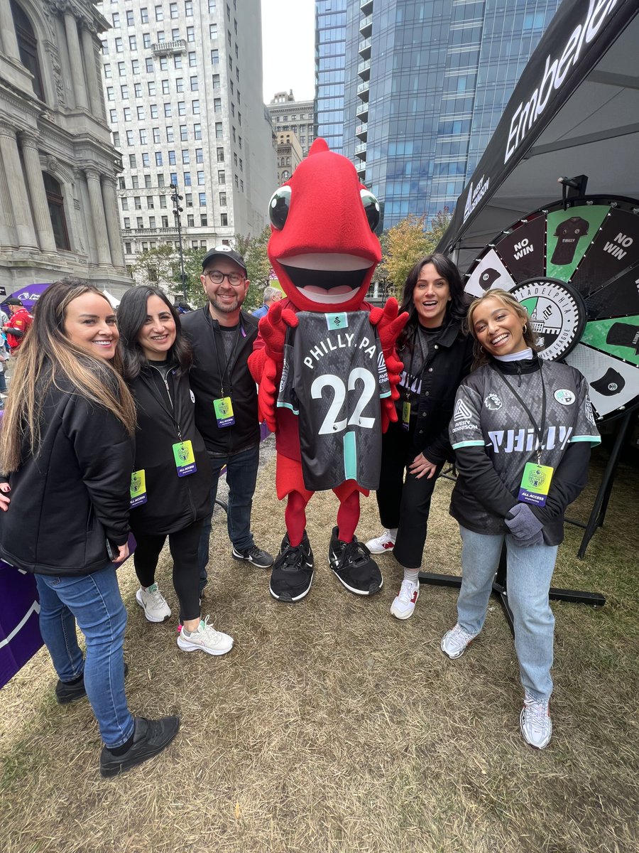 digisportsmgmt's tweet photo. Was great to be out in Philly last week with our client @AverydennisonTS at the @nbc @PLinUSA Mornings Live event, applying free names and numbers, giving away our limited-edition Philly shirts, and chatting to fans and legends 🇺🇸⚽️ https://t.co/fbGtyOE1jJ