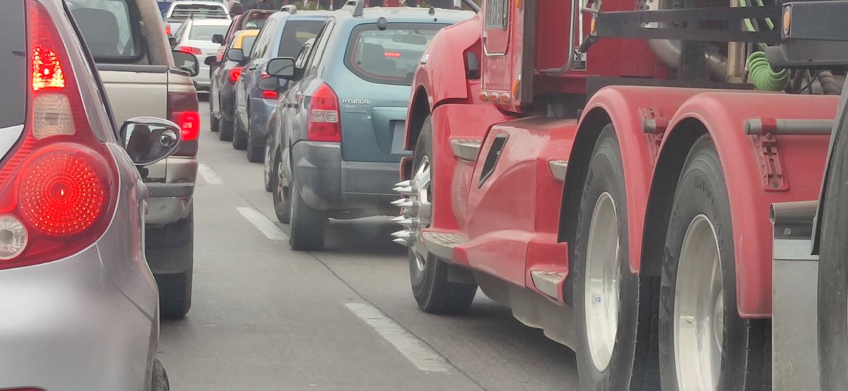 Sebatext's tweet image. Quisiera saber quién debe fiscalizar esta estúpida y peligrosa moda de los #CamionerosdeChile  señores @Carabdechile @MTTChile @plantasre