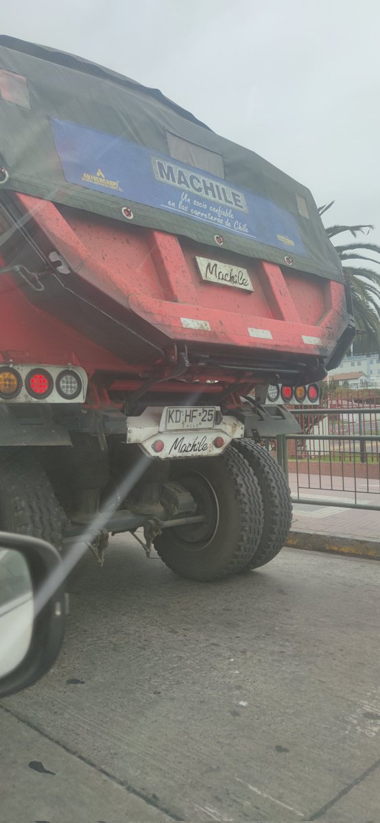 Sebatext's tweet image. Quisiera saber quién debe fiscalizar esta estúpida y peligrosa moda de los #CamionerosdeChile  señores @Carabdechile @MTTChile @plantasre