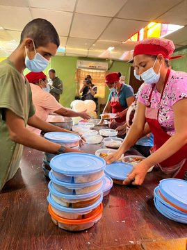 DianaIndustrias's tweet photo. #Enterarte| El Gobierno Nacional ha instalado más de 23 comedores populares en #Tejerías como centro de atención nutricional, asegurando la alimentación al pueblo afectado por las lluvias, un trabajo en equipo de la #MisiónAlimentación.
@MinAlimenVen
#PatriaUnidaYSolidaria https://t.co/m9SVey0U7P