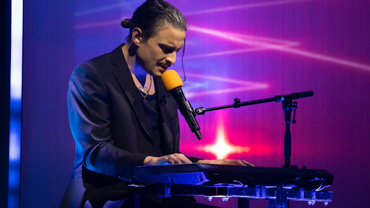 Marc Labrèche et ses complices reçoivent Daniel Lavoie ainsi que l’autrice et comédienne Nathalie Doummar. En prestation : <a href="/ElliotMaginot/">Elliot Maginot</a>.
✨ Cette année-là | Ce soir, dès 20 h, à <a href="/telequebec/">Télé-Québec</a>!