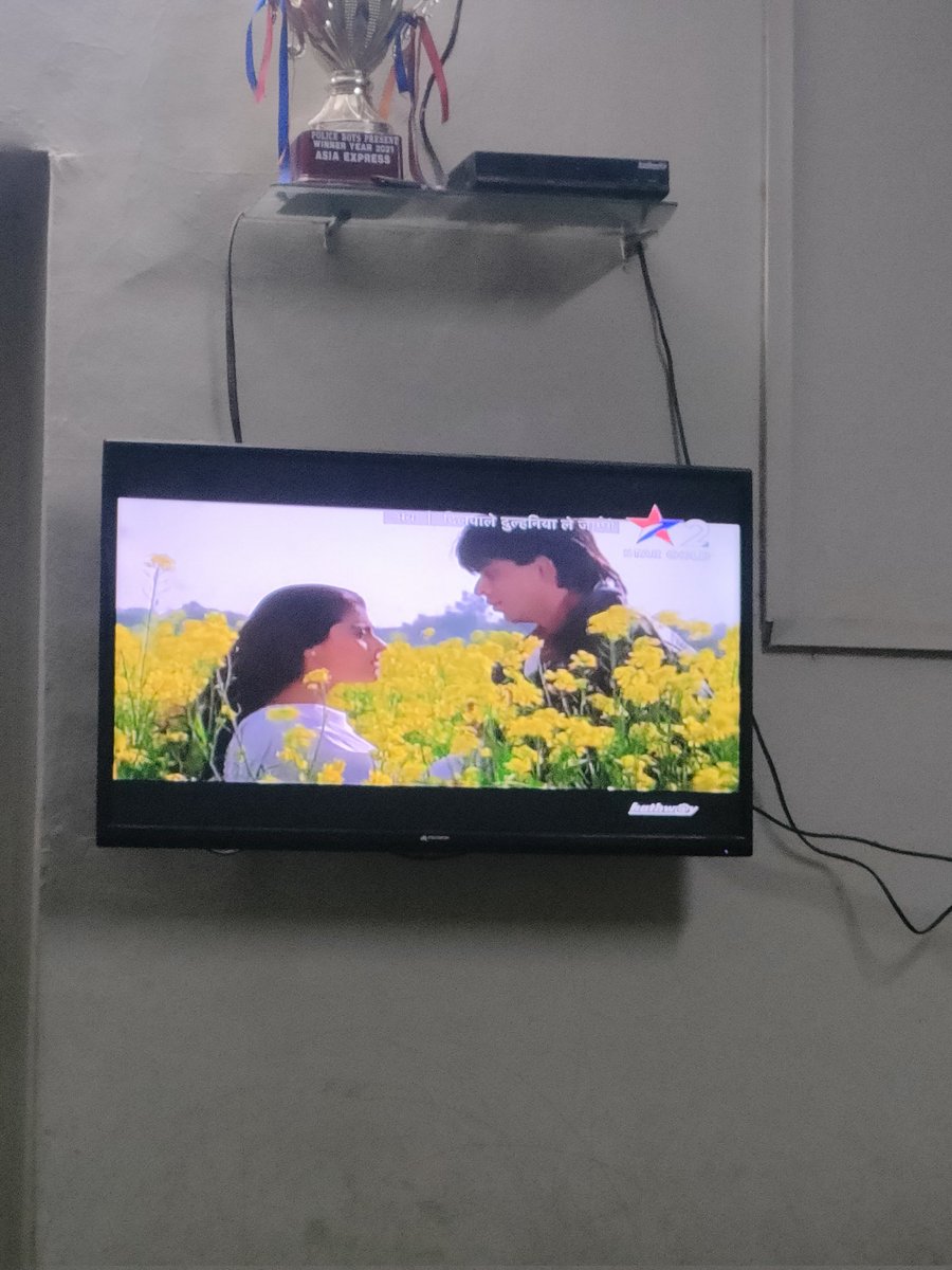 FarazIndiaWale's tweet photo. After working all day if you get to see this at home  then the tiredness of the whole day ends. 
#27YearsOfDDLJ 
#27YearsOfDilwaleDulhaniaLeJayenge @iamsrk @TeamSRKWarriors https://t.co/uMsToyqnz4