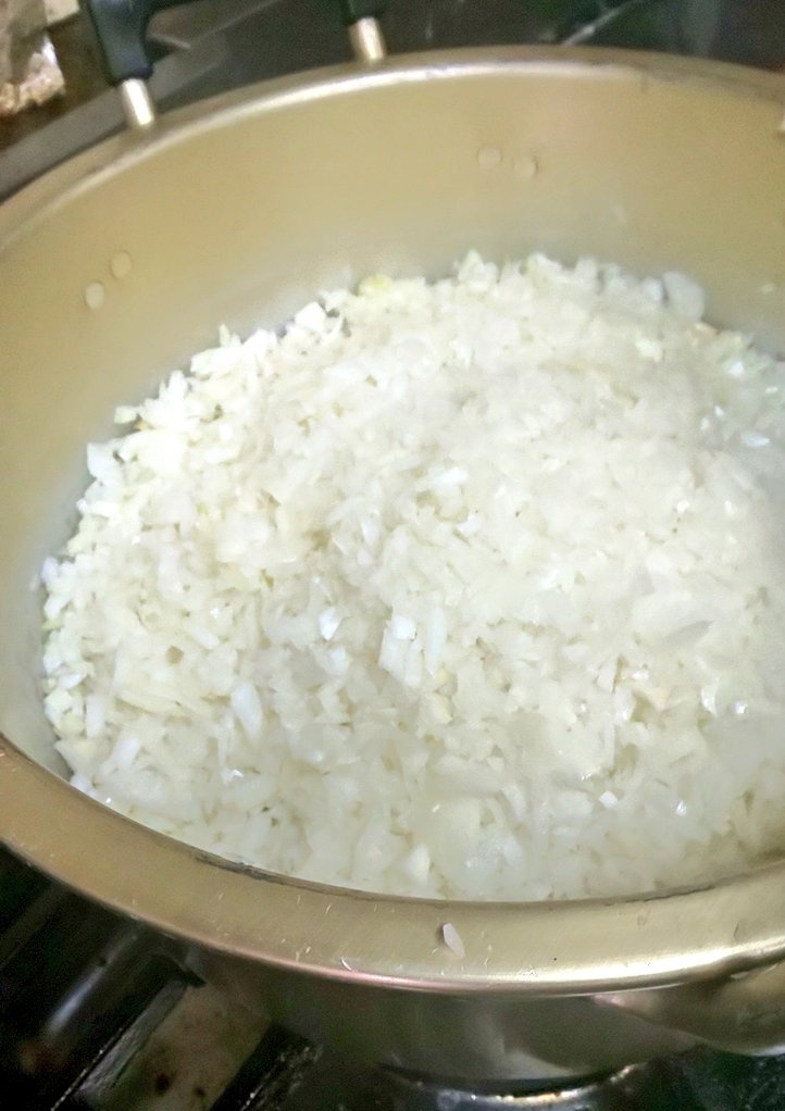 本日も開店から閉店まで温かく見守って下さり、ありがとうございましたm(_ _)m

閉店後、私の拳✊より大きい玉ねぎ🧅を10数個みじん切りにしました🔪
メンチとハンバーグ用です🍱

明日も頑張ります💨
よろしくお願い致します💦