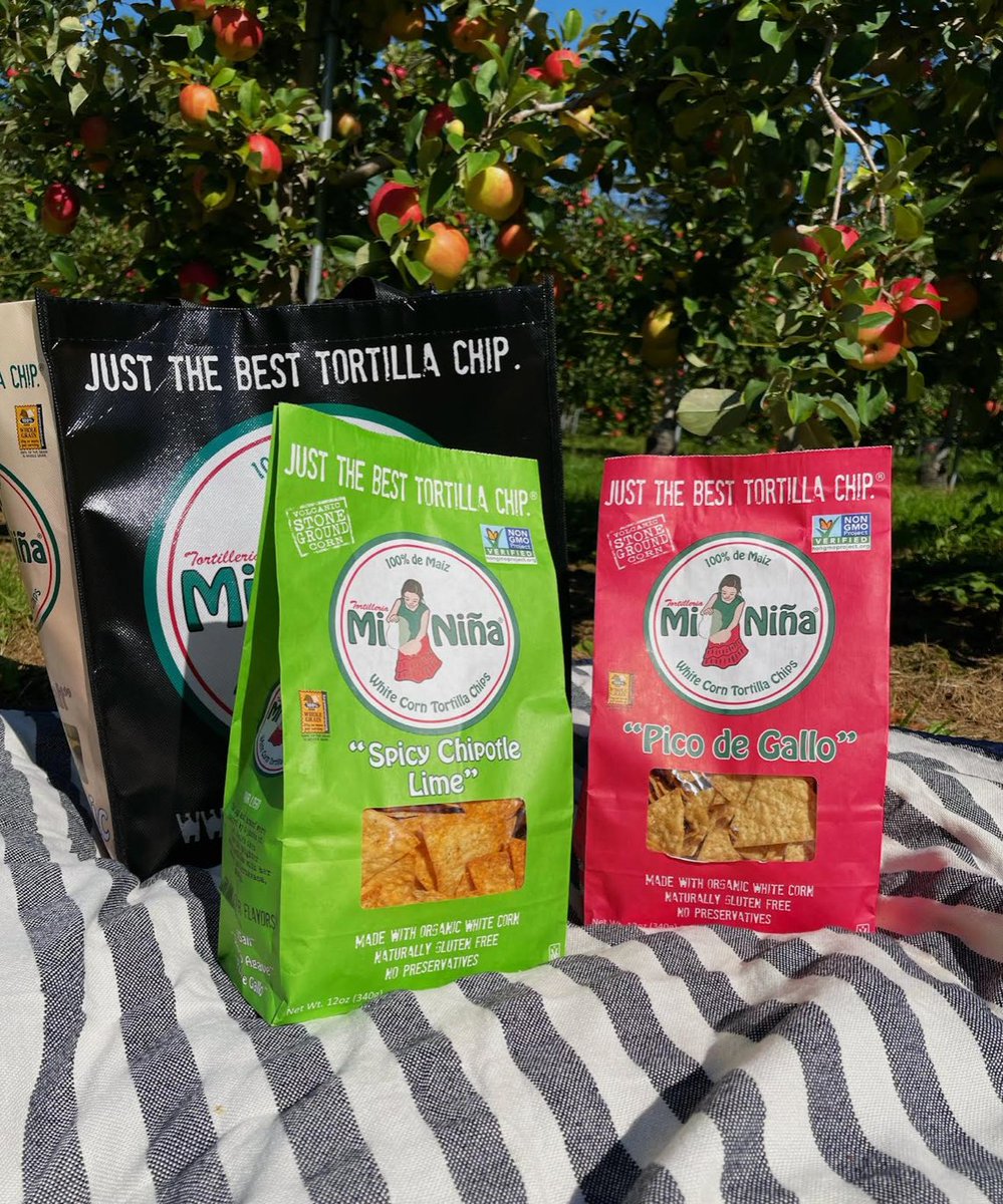 MiNinaTortilla's tweet photo. Fall calls for picnics in the apple orchard featuring your favorite tortilla chips! 🍎
#MiNinaTortilla #Foodie #Trending #Foodstagram #chipsandsalsa #cornchips #chipsanddip #picodegallo #guacamole #chipsandguac #nachos #chipsanddips #nachostime #lovemexicanfoods https://t.co/yPFUerN3NY