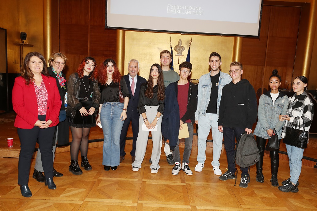 👨🏻‍🎓👩🏻‍🎓📜 Les jeunes Boulonnais ayant obtenu leur baccalauréat en 2022 ont été conviés le jeudi 20 octobre à une cérémonie organisée à l’Hôtel de Ville par Monsieur le Maire @pcbaguet. Félicitations à eux ! 🎓 Retour en images 👉bit.ly/3z0QC6v @OTBB92 @BIJBB