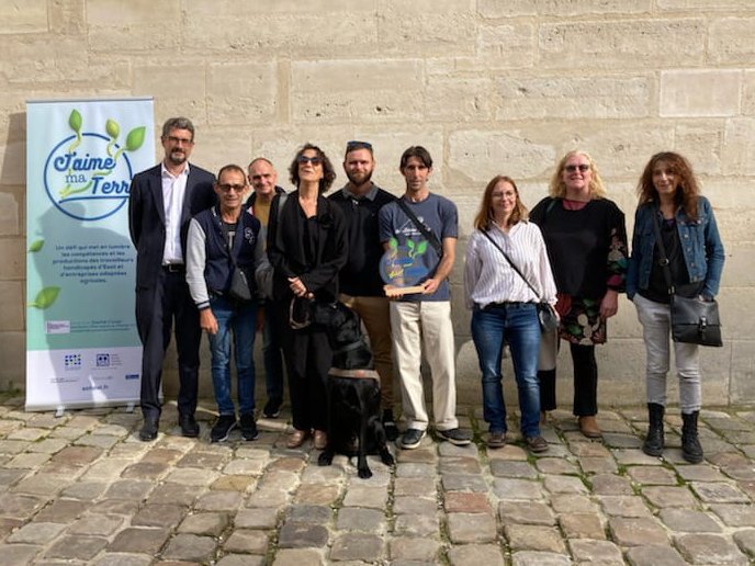 msa_actu's tweet photo. #JaimeMaTerre | Delphine Harmel du @leCMN remet le Prix "Technique expérimentale au service de l'humain" à l'Asso AMAT 47 ESAT "Le Mérignac" pour son projet de "Végétalisation des lieux d’hébergement" de la résidence pour abaisser la T°🌡️ et créer des espaces ombragés. #Solidel https://t.co/48m8z0ty06