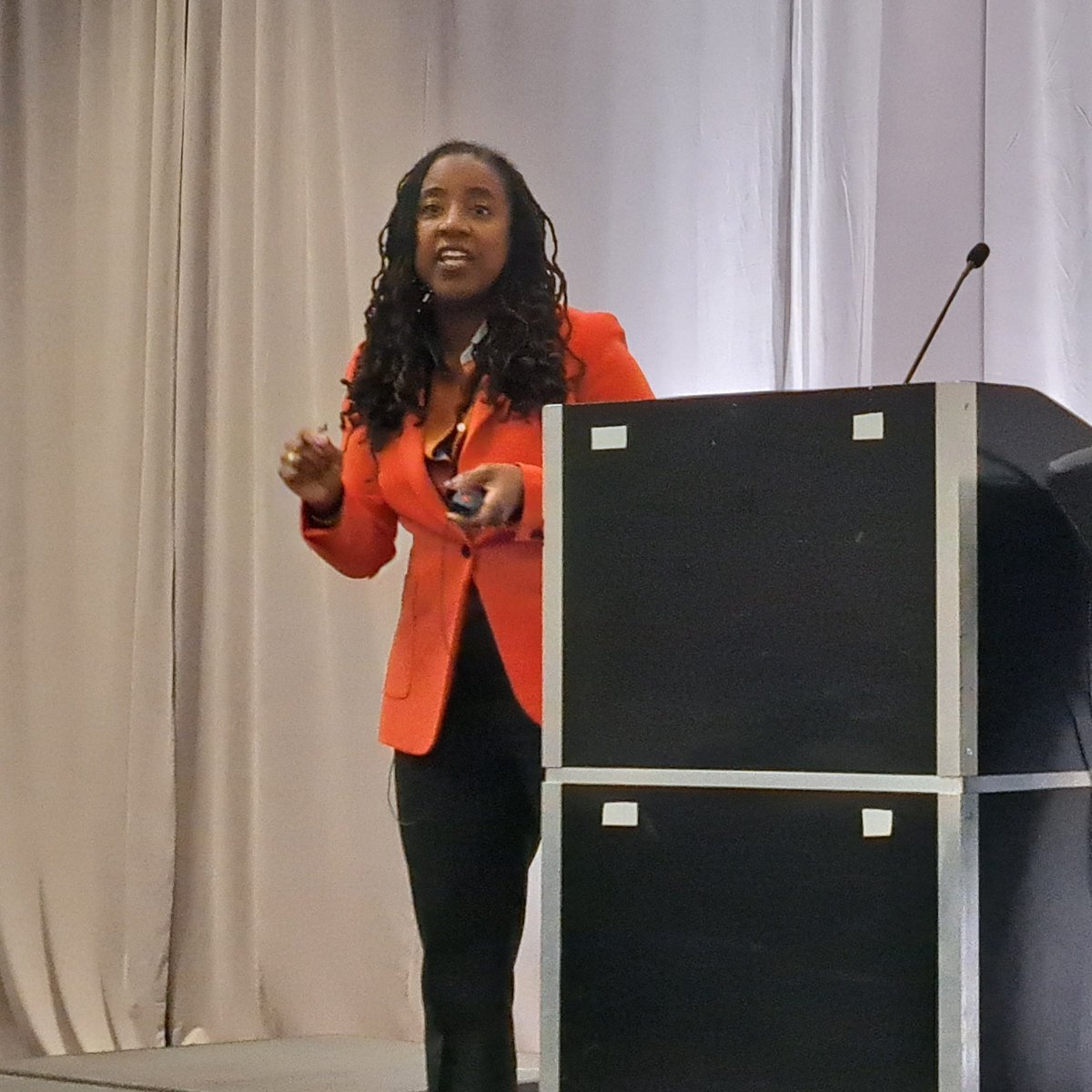 Happening now at #NACDLFall: <a href="/ProfKrisHenning/">Kristin Henning</a> of <a href="/GeorgetownLaw/">Georgetown Law</a> is speaking on policing as trauma: litigating race, stereotype threat and the traumatic effects of policing on communities of color. #NACDLevents 

Read about Professor Henning and her work: law.georgetown.edu/faculty/kristi…