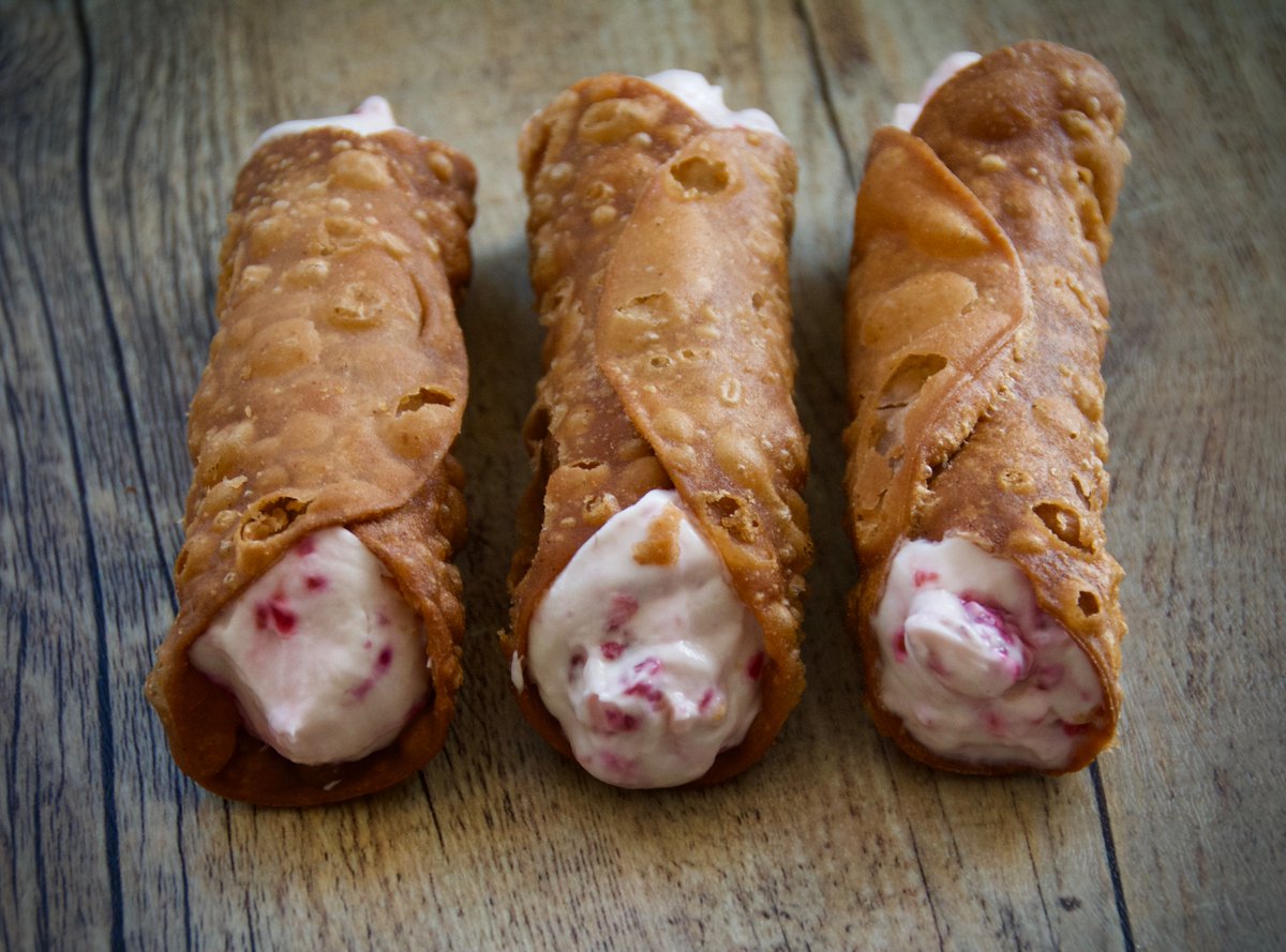 Chef made Cannoli with Ricotta, Mascarpone and Raspberry 😊

#PizzaBaracca #ChristchurchDorset #GourmetPizza