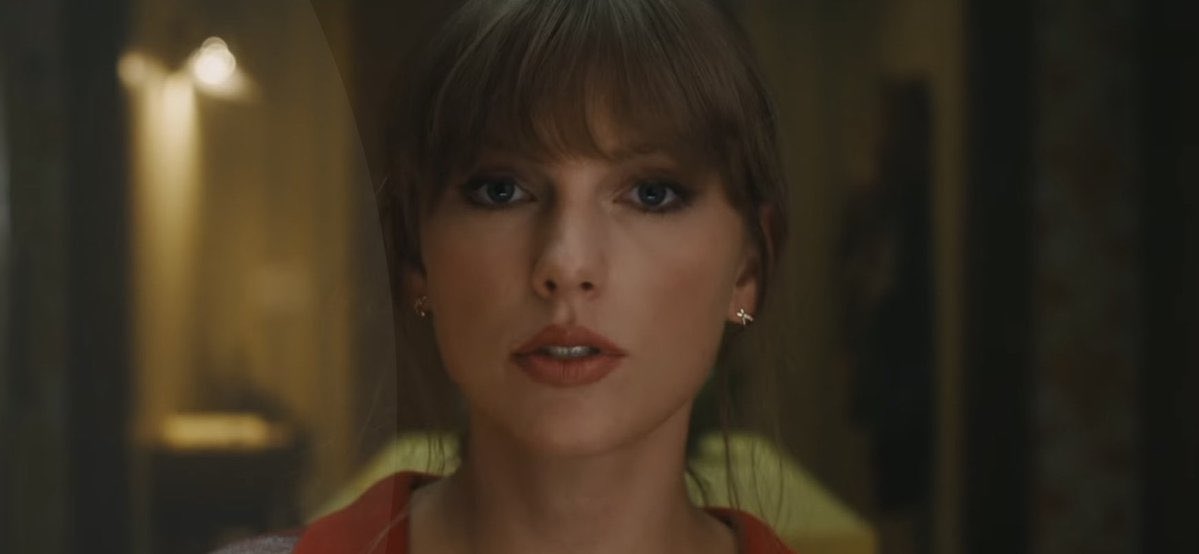 Gaylor_Is_Real's tweet image. Imagine wearing scissor earrings knowing what we would do with that information ✂️💀