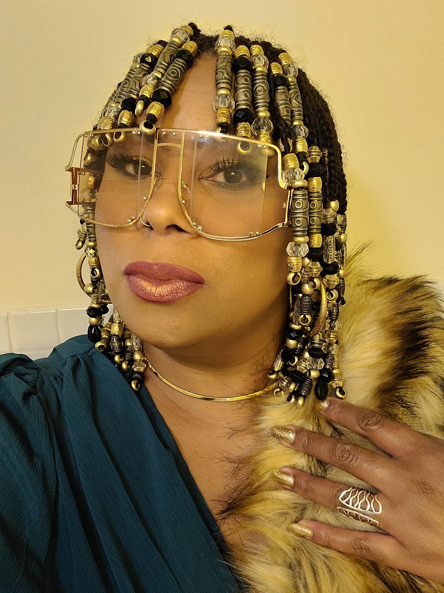 Wearing my #crown courtesy of <a href="/CrownCouture4/">Crown Couture</a> @BlueNoteNapa for our show @vksf01 with #mamasaidband
#livemusic #hairbeads