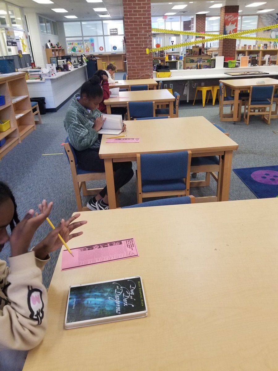 mrsbrandyhudson's tweet photo. Getting @KrystiVeal's 5th graders ready to commit to a book for the #BookProm she and @WesleyTabatha are planning! 💕 https://t.co/kpRT72U2Tz