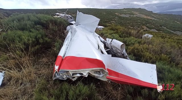112cyl's tweet photo. 🚁 | Emergencias 112cyl | El Grupo de Rescate de #ProtecciónCivil ha localizado la avioneta extraviada el pasado miércoles 19 de octubre, y al piloto, fallecido, en una zona montañosa cerca de la localidad de Porto (Zamora).
Más información 👉 https://t.co/Qj5ojTGjOD https://t.co/yOzvLKV57h
