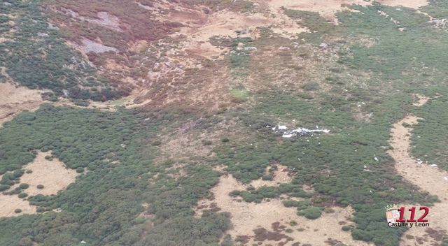 112cyl's tweet photo. 🚁 | Emergencias 112cyl | El Grupo de Rescate de #ProtecciónCivil ha localizado la avioneta extraviada el pasado miércoles 19 de octubre, y al piloto, fallecido, en una zona montañosa cerca de la localidad de Porto (Zamora).
Más información 👉 https://t.co/Qj5ojTGjOD https://t.co/yOzvLKV57h