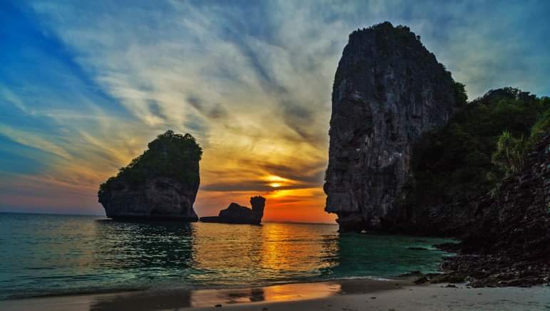 oxzhor's tweet photo. Sunset #Krabi #Thailand 🙏🏼 enjoy life. https://t.co/omx4Enei4h