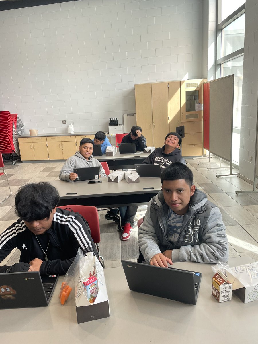 Ms. Kennedy’s College and Career students got started filling out their Common Apps for college! <a href="/vikingBollmer87/">Mr. Bollmer</a> @VikingDiffSuper #vikingdiff