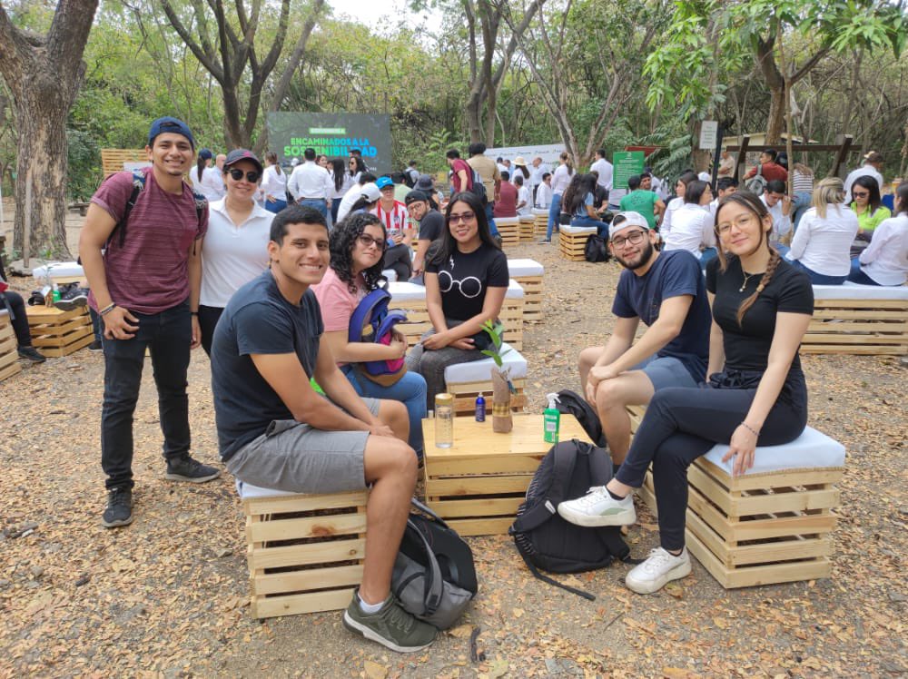 <a href="/FictESPOL/">FICT ESPOL</a>  Presente en este evento, nuestros estudiantes de ingeniería civil apoyando las iniciativas sostenibles <a href="/HolcimEcuador/">Holcim Ecuador</a>,  construyendo ciudades verdes !