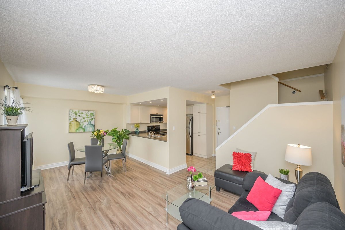 HomeCondoMarket's tweet photo. Beautiful 2 Storey Condo Apartment in South Mississauga just listed at $499,000 !!!  Call us at 416-551-5020 https://t.co/0J2iofJKeI