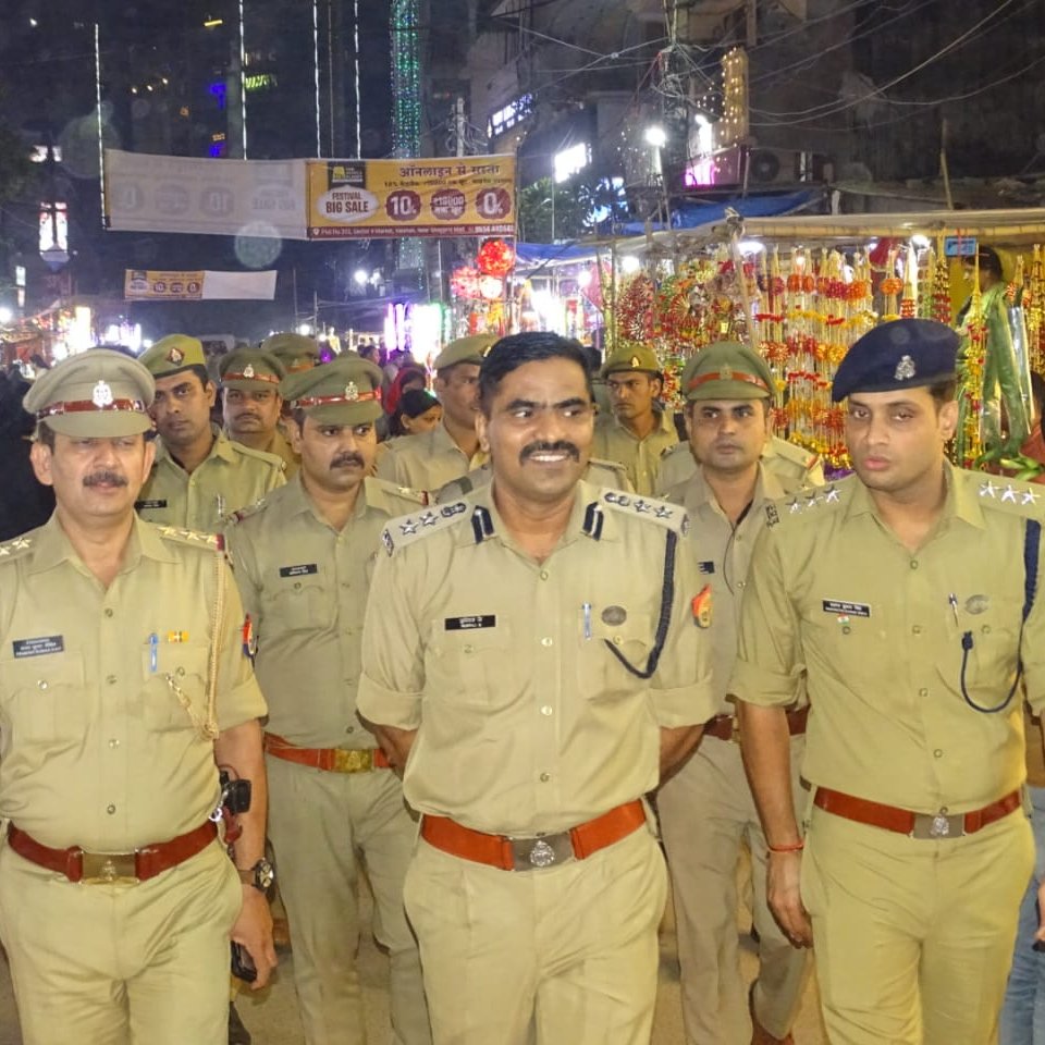 ghaziabadpolice's tweet image. #SSP_GZB @IPSMUNIRAJ द्वारा #SPCITY2,#ACM3,#CO_3 प्र0नि0कौशाम्बी मय पुलिस बल के साथ थाना कौशाम्बी क्षेत्रान्तर्गत बाजारो में त्यौहारों के दृष्टिगत शांति एवं कानून-व्यवस्था,सुरक्षा व्यवस्था को अधिक सुदृढ बनाने एवं लोगो में सुरक्षा का भाव जागृत करने के उद्देश्य से पैदल गस्त की गई।