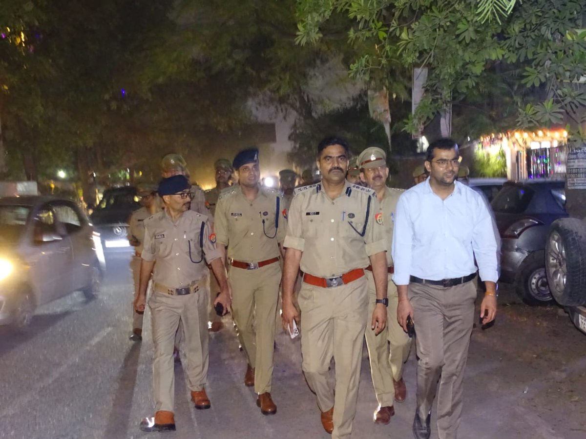 ghaziabadpolice's tweet image. #SSP_GZB @IPSMUNIRAJ द्वारा #SPCITY2,#ACM3,#CO_3 प्र0नि0कौशाम्बी मय पुलिस बल के साथ थाना कौशाम्बी क्षेत्रान्तर्गत बाजारो में त्यौहारों के दृष्टिगत शांति एवं कानून-व्यवस्था,सुरक्षा व्यवस्था को अधिक सुदृढ बनाने एवं लोगो में सुरक्षा का भाव जागृत करने के उद्देश्य से पैदल गस्त की गई।