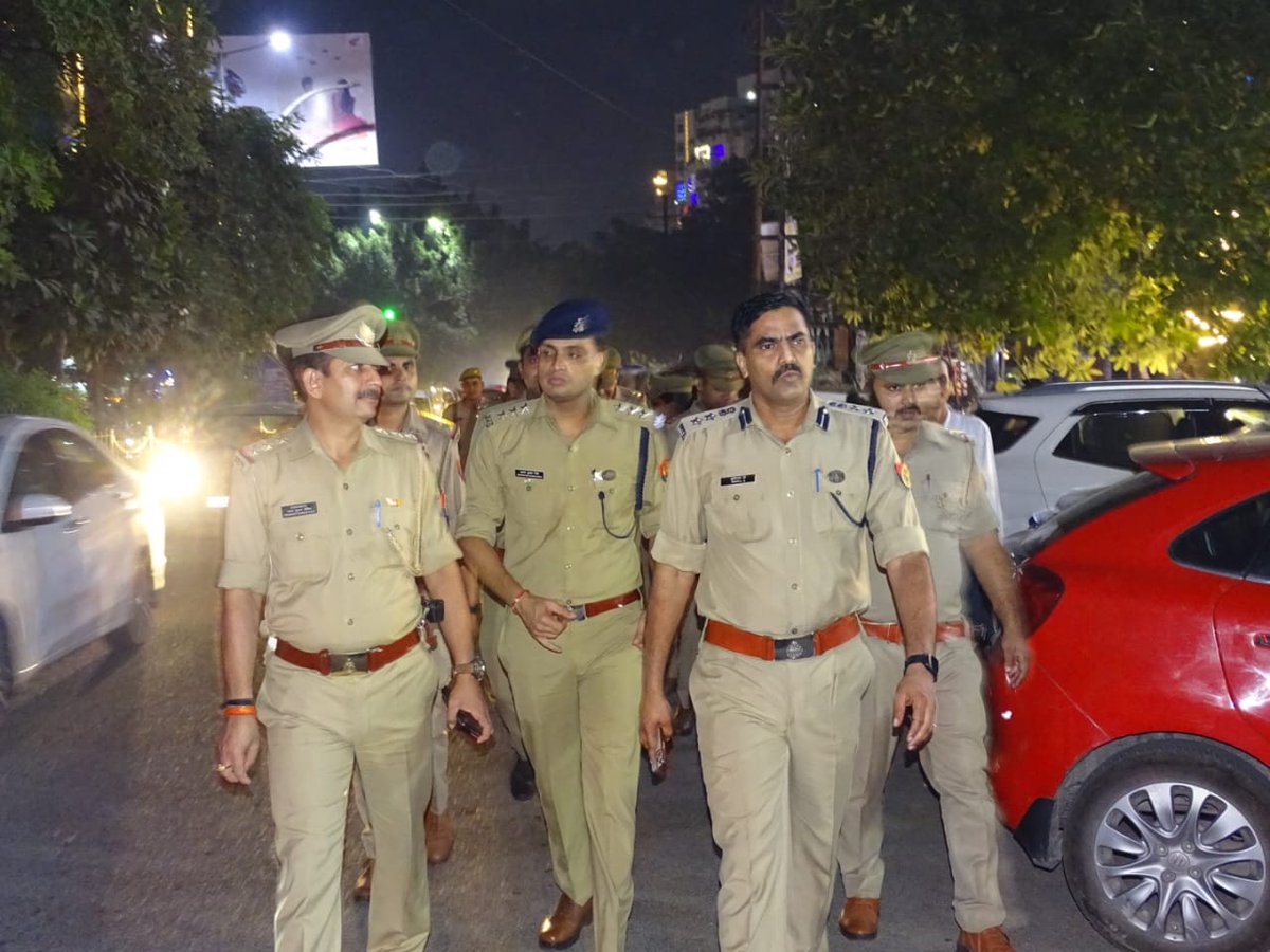 ghaziabadpolice's tweet image. #SSP_GZB @IPSMUNIRAJ द्वारा #SPCITY2,#ACM3,#CO_3 प्र0नि0कौशाम्बी मय पुलिस बल के साथ थाना कौशाम्बी क्षेत्रान्तर्गत बाजारो में त्यौहारों के दृष्टिगत शांति एवं कानून-व्यवस्था,सुरक्षा व्यवस्था को अधिक सुदृढ बनाने एवं लोगो में सुरक्षा का भाव जागृत करने के उद्देश्य से पैदल गस्त की गई।