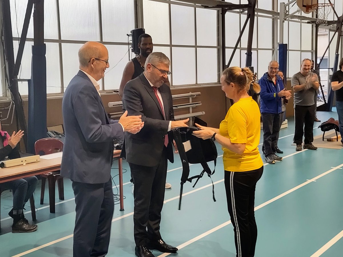 Prefet39's tweet photo. [1/2] 📌 M. Serge CASTEL, Préfet du Jura, a assisté au match de futsal entre des réfugiés et des professionnels du secteur de l'intégration, à la salle omnisports de Lons-le-Saunier. https://t.co/OfdcAffbn0