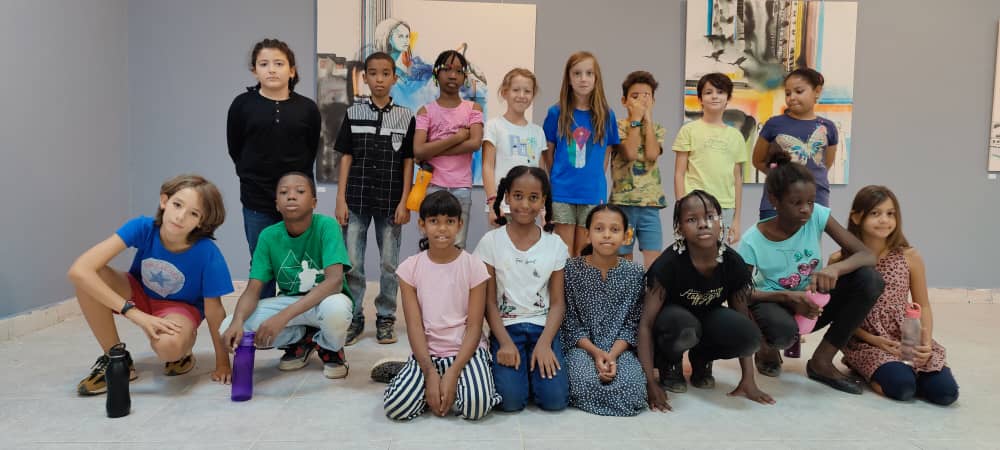 Lundi 17 octobre 2022, les classes d'élémentaire ont visité, à l'Institut Français, l'exposition de Galal Yousif, 'L'histoire de la cigogne noire, la pluie et l'espoir'. Jeu de piste, réflexion esthétique, expression orale, arts plastiques, cette visite fut riche en découvertes!