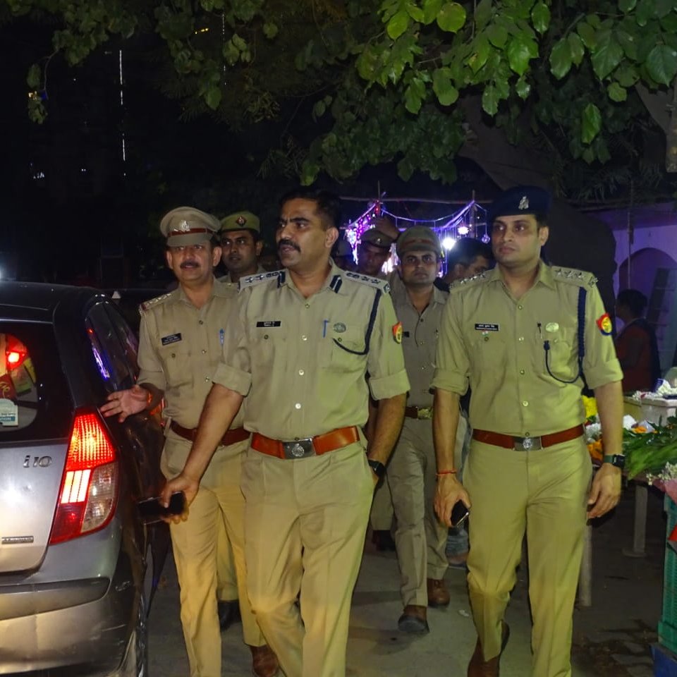 ghaziabadpolice's tweet image. #SSP_GZB @IPSMUNIRAJ द्वारा #SPCITY2,#ACM3,#CO_3 प्र0नि0कौशाम्बी मय पुलिस बल के साथ थाना कौशाम्बी क्षेत्रान्तर्गत बाजारो में त्यौहारों के दृष्टिगत शांति एवं कानून-व्यवस्था,सुरक्षा व्यवस्था को अधिक सुदृढ बनाने एवं लोगो में सुरक्षा का भाव जागृत करने के उद्देश्य से पैदल गस्त की गई।