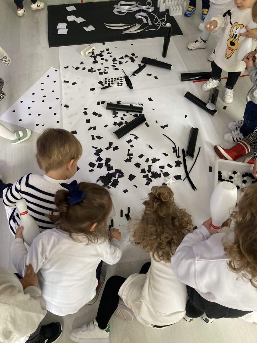 AlariaEscuelas's tweet photo. Hoy en @AlariaEscuelas #alariaNuevosMinisterios hemos hecho una provocación en blanco y negro para los niños de 2 años. Observándolos hemos aprendido mucho de sus reacciones. 
Para ellos ha sido una sorpresa muy divertida al volver a clase y encontrarse todo esto ⚪️🔳🤍🦨🐄🦓 https://t.co/8QQn4eIBmU