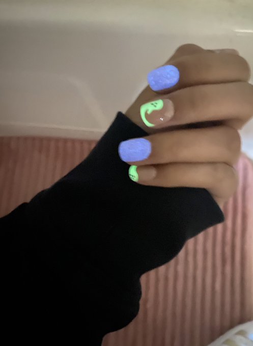 Spooky glow in the dark fucking nails ugh‼️ 😩🤩🤩🤩👻 https://t.co/eJb8XNuwdf<a href="/tag/mvsales"class="tags"><span>#mvsales</span></a>